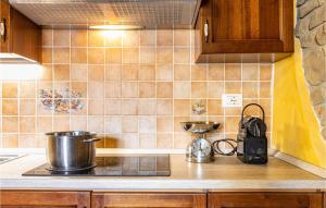 Kuchnia lub aneks kuchenny w obiekcie 3 Bedroom Cozy Home In Sorana