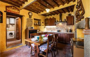 Kuchnia lub aneks kuchenny w obiekcie 3 Bedroom Cozy Home In Sorana