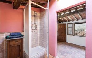Łazienka w obiekcie 3 Bedroom Cozy Home In Sorana