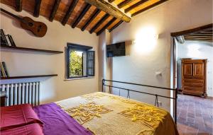 Łóżko lub łóżka w pokoju w obiekcie 3 Bedroom Cozy Home In Sorana