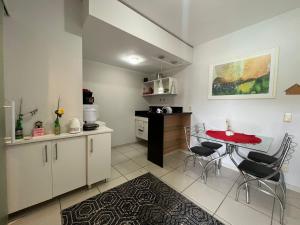 cocina con mesa y sillas en una habitación en Apartamento/Flat - Condominio Village - Aldeia das Águas Park Resort., en Barra do Piraí