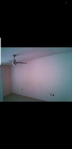 einen Deckenventilator in einem Zimmer mit einer weißen Wand in der Unterkunft Casa en renta in Mexiko-Stadt