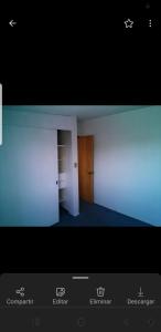 une capture d'écran d'une chambre avec une porte blanche et d'une chambre avec un placard dans l'établissement Casa en renta, à Mexico