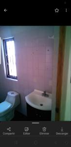 La salle de bains est pourvue d'un lavabo, de toilettes et d'une fenêtre. dans l'établissement Casa en renta, à Mexico
