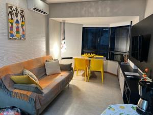 sala de estar con sofá y mesa en Excelente localização na Barra -Climatizado-Garagem, en Salvador