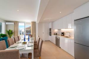 A kitchen or kitchenette at Villa Sapphire by Villa Plus