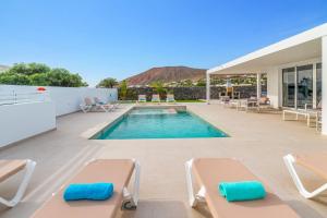 The swimming pool at or close to Villa Sapphire by Villa Plus