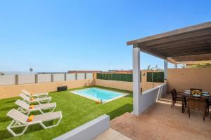 Bazén v ubytovaní Villa Ocean Pearl by Villa Plus alebo v jeho blízkosti