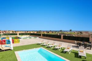 Bazén v ubytovaní Villa Ocean Paradise by Villa Plus alebo v jeho blízkosti