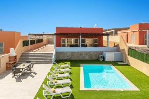 Bazén v ubytovaní Villa Ocean Paradise by Villa Plus alebo v jeho blízkosti