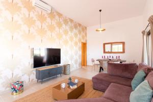 Televízia a/alebo spoločenská miestnosť v ubytovaní Villa Ocean Paradise by Villa Plus