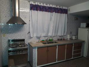 cocina con fregadero y ventana en Quinta House en Mendoza