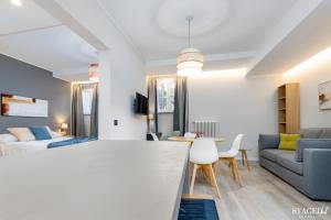 A seating area at FEEL - Grand Alta Apartment