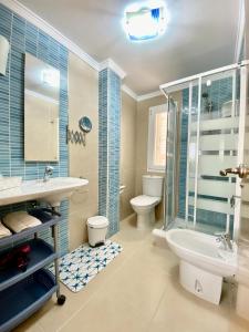 La salle de bains est pourvue d'un lavabo, de toilettes et d'une douche. dans l'établissement Apartamento Pueblo Dorado, à Mojácar