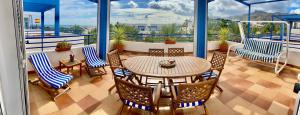 d'une terrasse avec une table et des chaises sur un balcon. dans l'établissement Apartamento Pueblo Dorado, à Mojácar