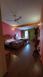 een slaapkamer met een groot bed in een kamer bij Posada El Volador in Cuetzalán del Progreso