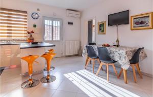 - une cuisine et une salle à manger avec une table et des chaises dans l'établissement Gorgeous Apartment In Ripenda Kras With Outdoor Swimming Pool, à Ripenda Kras