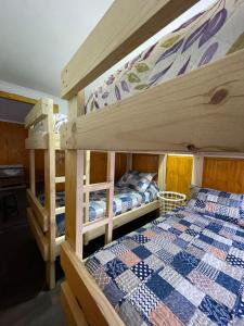 Casa en Puerto Natales في بويرتو ناتالز: سريرين بطابقين في غرفة