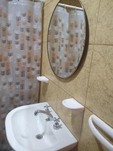 Vonios kambarys apgyvendinimo įstaigoje Complejo Las Rosas