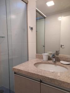 a bathroom with a sink and a mirror at Villa Leopoldina - Studios de aluguel por temporada no Moinhos de Vento in Porto Alegre +53 photos