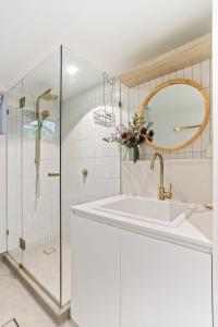 ein Badezimmer mit Waschbecken und Dusche in der Unterkunft Village vibes & coastal life, Sunshine Beach in Sunshine Beach