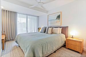 ein Schlafzimmer mit einem Bett und einem großen Fenster in der Unterkunft Village vibes & coastal life, Sunshine Beach in Sunshine Beach