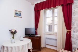 TV a/nebo společenská místnost v ubytování Apartments Lepur