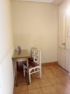 einen kleinen Tisch und Stuhl in einem Zimmer mit einem Tisch und einem Stuhl in der Unterkunft Plaza Hotel in Salta