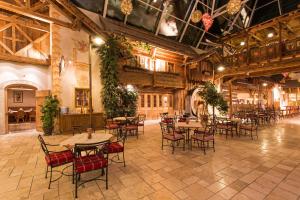 Restaurace v ubytování Alpenrast Tyrol + 37 fotografií