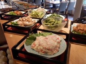 un buffet de diferentes tipos de comida en una mesa en Hotel Cetus Royal, en Higashiizu
