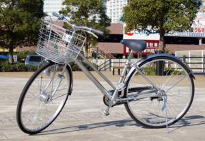 Una bicicleta con una cesta aparcada en una calle en Hotel Cetus Royal, en Higashiizu