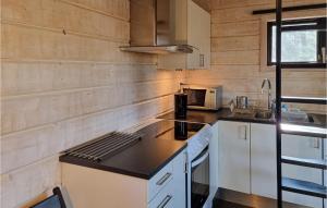 cocina con armarios blancos y encimera en 1 Bedroom Nice Home In Billdal, en Särö