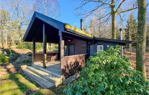 Cabaña pequeña con terraza en el bosque en 1 Bedroom Nice Home In Billdal, en Särö