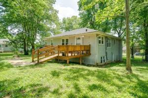 een klein groen huis met een groot houten terras bij Green Home 25 min from downtown in Nashville