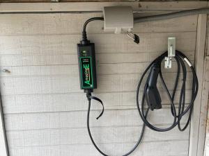 ein Ladegerät an eine Wand angeschlossen ist in der Unterkunft Green Home 25 min from downtown in Nashville