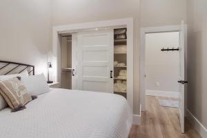 Postel nebo postele na pokoji v ubytování Golden Lofts Unit 1 Downtown Traverse City 1BD 1BA