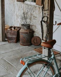 una bicicleta estacionada al lado de algunas macetas y macetas en Old World Charm - Simplistic Luxury Cottage, en Ross