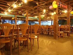 una fila de mesas y sillas en un restaurante en Bayview Beach Resort, en Ban Krut