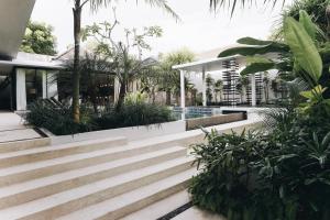 努沙杜瓦的住宿－Villa Ambergris 3BR Private Pool by Nakula，通往游泳池的房屋