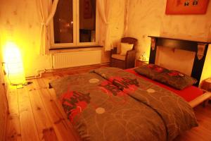 - une chambre avec un grand lit dans l'établissement Guest house Heysel Laeken Atomium, à Bruxelles