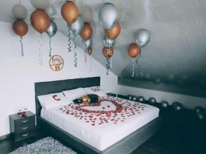 ein Schlafzimmer mit einem Bett mit Ballons an der Wand in der Unterkunft Finca las palmeras /Cabaña de Ian in San Antonio del Tequendama