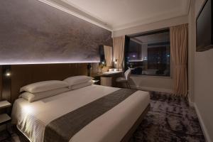 A bed or beds in a room at Harbour Plaza Metropolis
