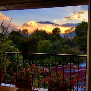 巴納哈契的住宿－Posada De Los Volcanes，阳台享有花园景色。