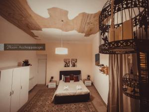 sypialnia z łóżkiem i żyrandolem w obiekcie CITRUS LUXURY APARTMENT - holiday apartment with up to 3 bedrooms in palermo center w mieście Palermo