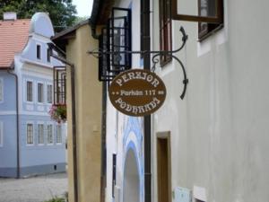 znak restauracji na boku budynku w obiekcie Penzion Podhradí w Czeskim Krumlovie