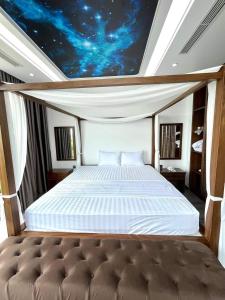1 dormitorio con 1 cama con techo estrellado en Sun Villa- Flamingo Venus Đại Lải, en Vĩnh Phúc