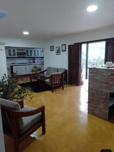 sala de estar con sofá y mesa en Hostal Villa del Sol, en Salento