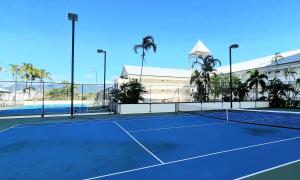Tenis a/nebo squash v ubytování Cairns Ocean View Apartment nebo okolí