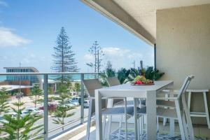 balcón con mesa y sillas y vistas a un aparcamiento en Suite 305 Sandcastles 3 Bedroom Deluxe Apartment en Perth