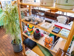 uma prateleira com plantas em uma loja em We Home Villa ～城ケ崎温泉～ em Futo